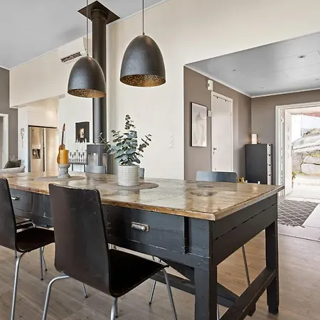 Large In Lofoten With Fantastic Views - 4 Bedrooms And 9 Beds.